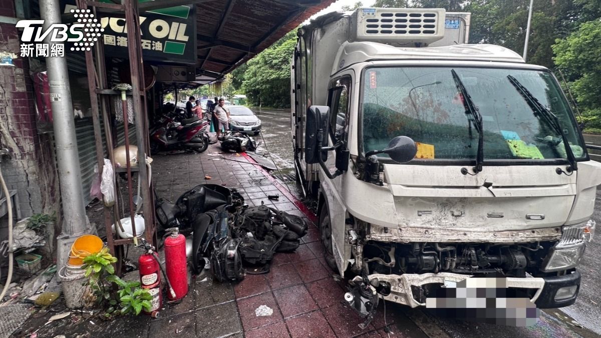 貨車車頭嚴重毀損。（圖／TVBS）