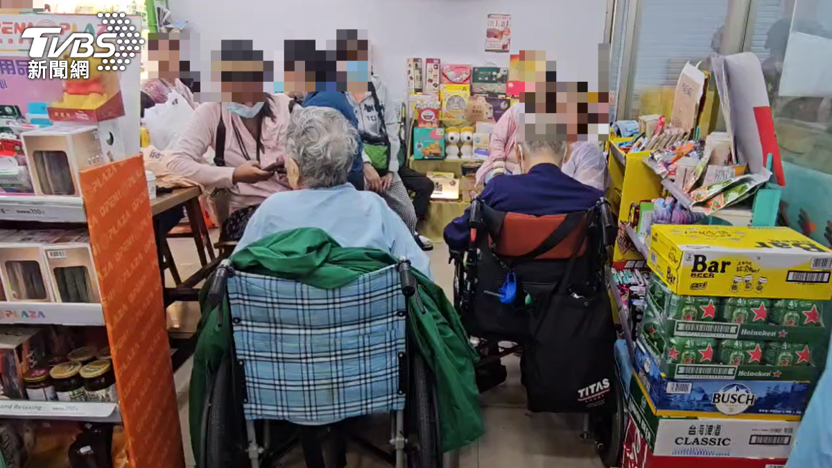 病患和家屬在等待轉院。（圖／TVBS）