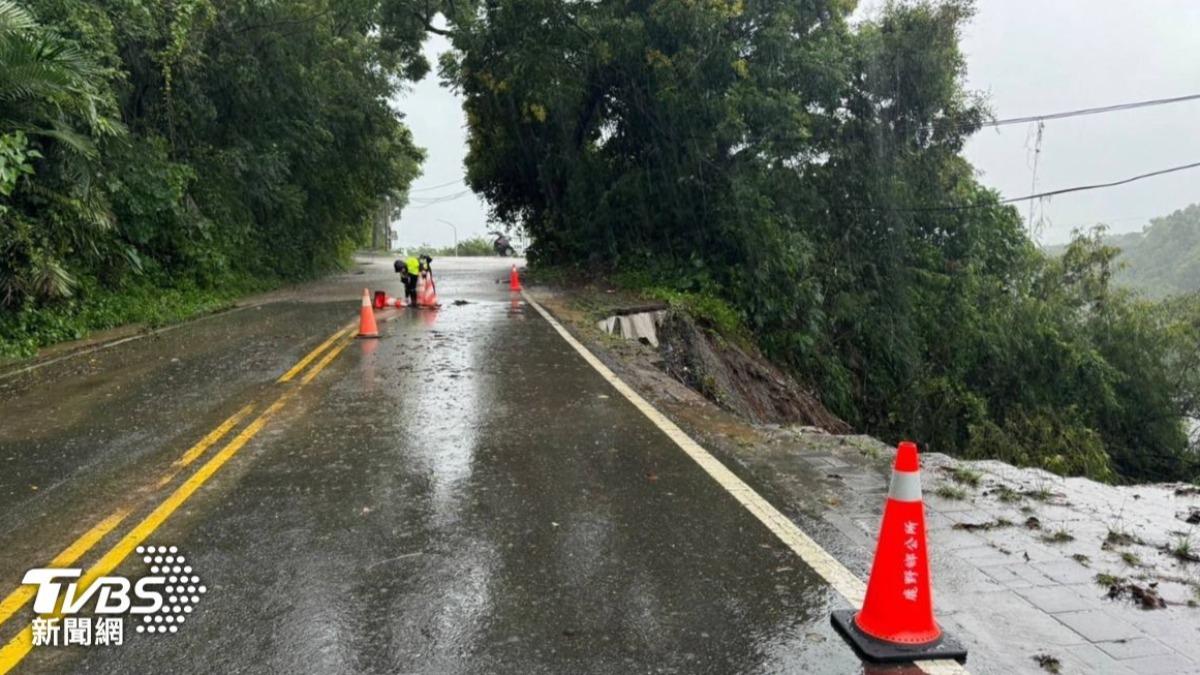 永嶺路面出現一大凹陷。(圖/TVBS)