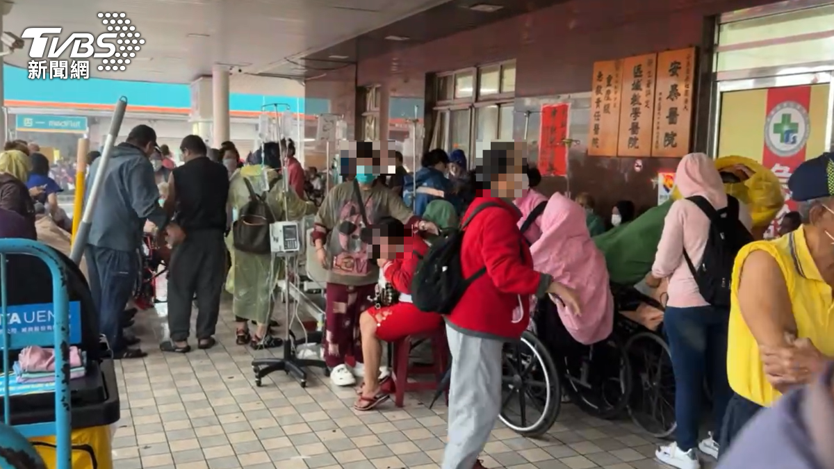 病患等待轉院中。（圖／TVBS）