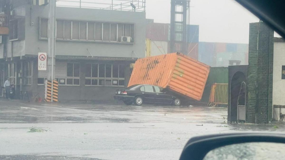 山陀兒颱風來襲，高雄貨櫃整個被吹落，重砸小轎車。（圖／民眾提供）
