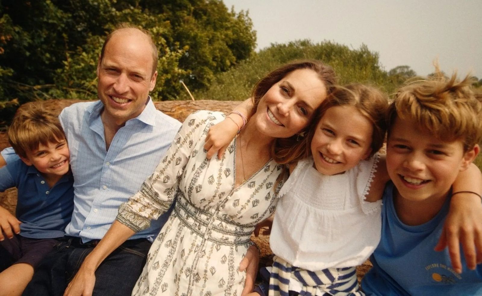 凱特王妃上月宣布完成化療,一家五口在影片中亮相。(翻攝The Prince and Princess of Wales YT頻道)