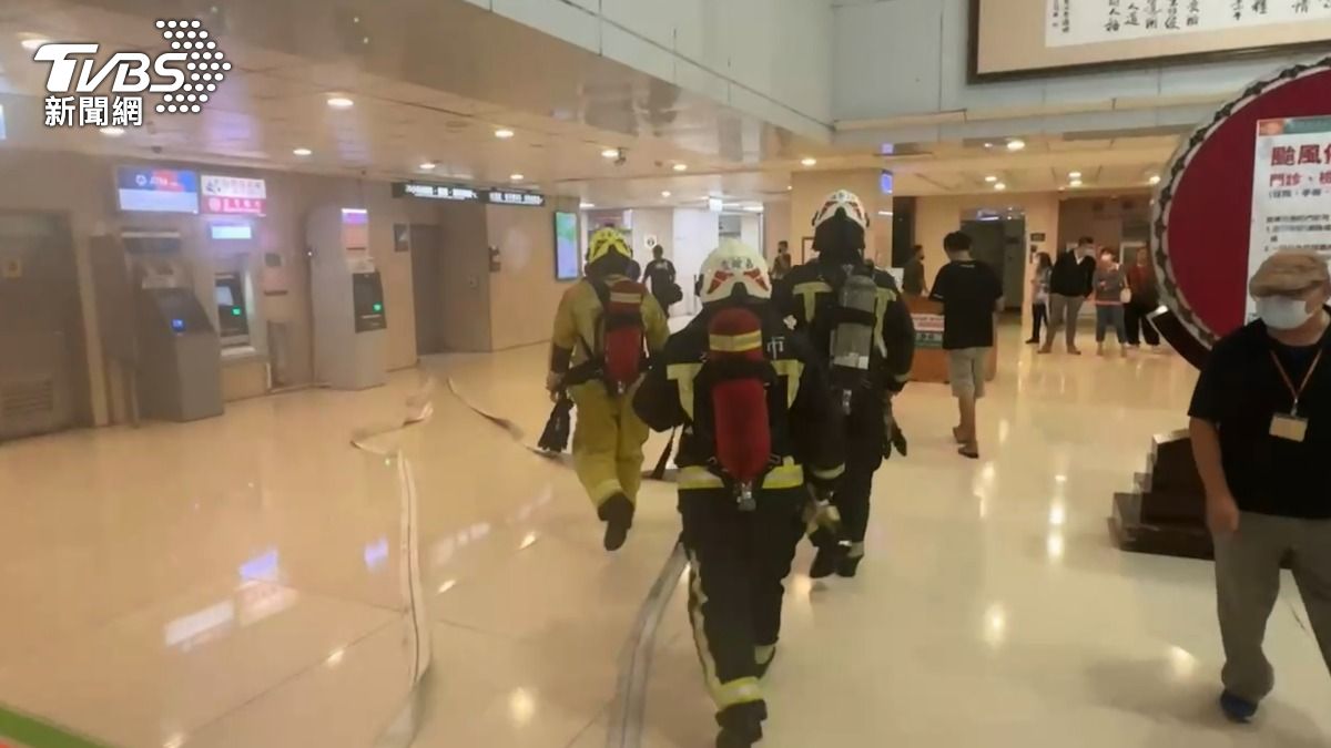 基隆長庚醫院傳出火警，警消到場搶救。（圖／TVBS）