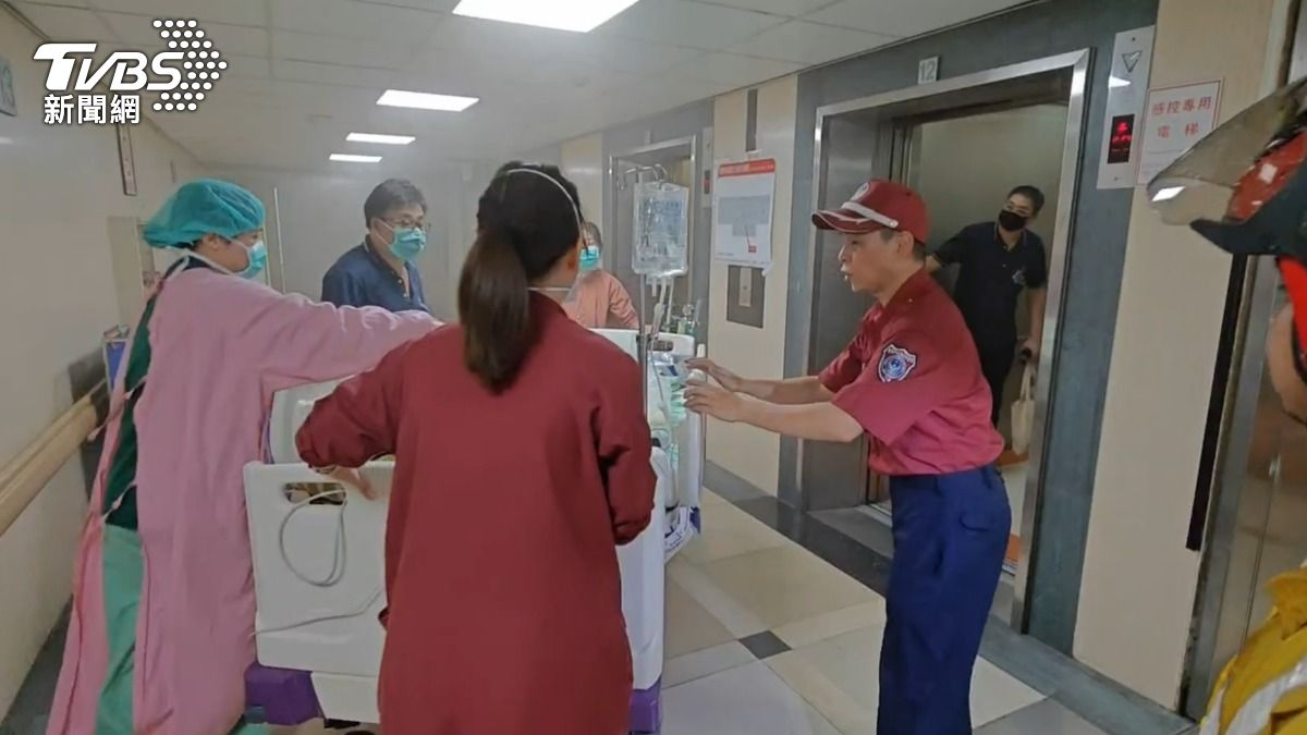 院方立即疏散病患。（圖／TVBS）