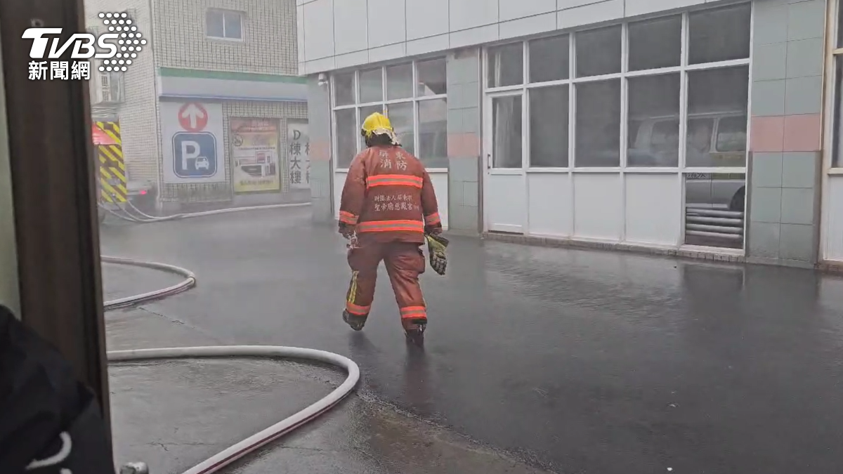 安泰醫院火警救出323人!狂風暴雨勇消逆風前行 背影感動網