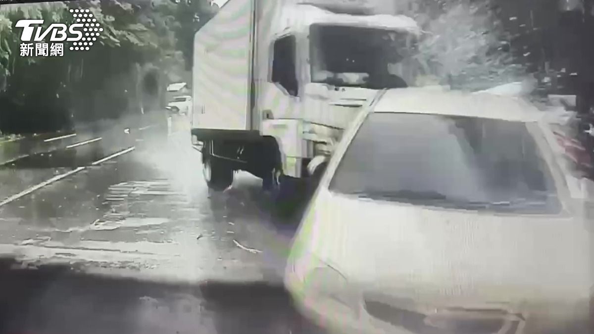 貨車失控撞擊瞬間。（圖／TVBS）