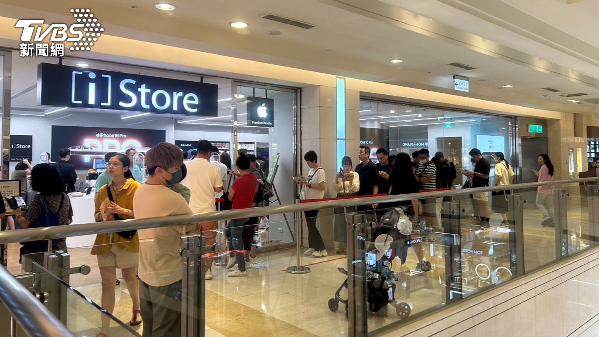 apple iStore也排滿人。(圖/林冠丞攝)