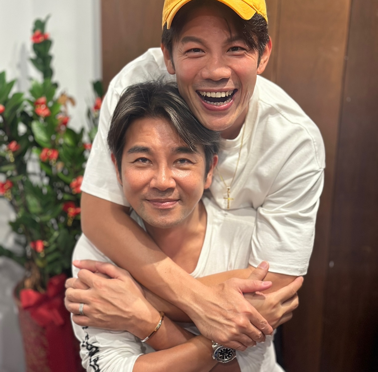 陳志強緊抱謝承均。(圖/翻攝自陳志強臉書)