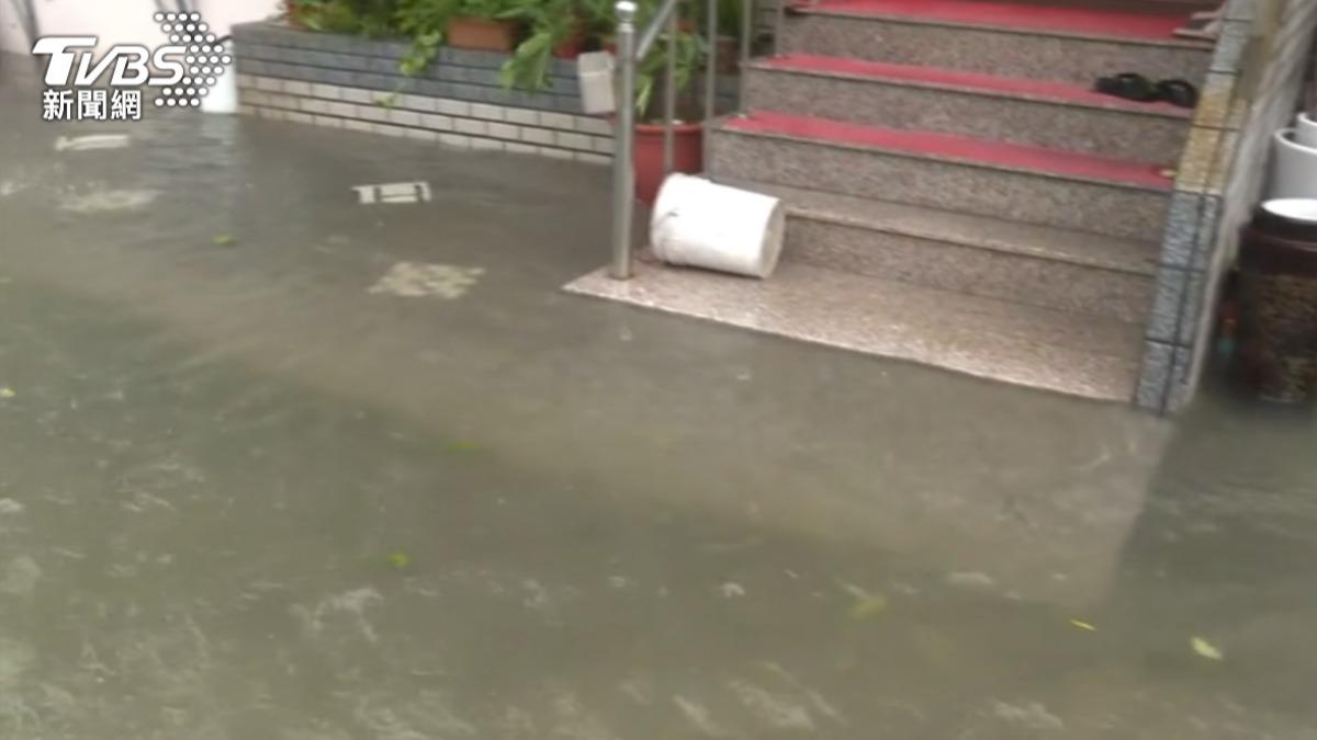 東港道路積水到小腿肚附近,比預期滿潮時間早了半小時。(圖/TVBS)