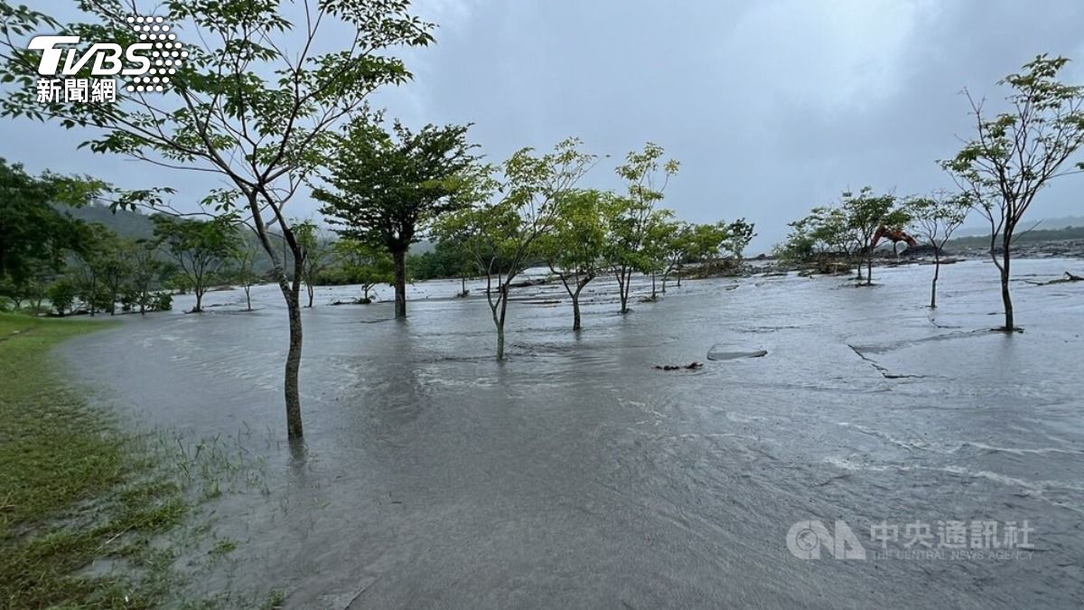 山陀兒颱風雨炸台東!鹿寮溪潰堤「濕地公園剩一半」乾涸溪全暴漲