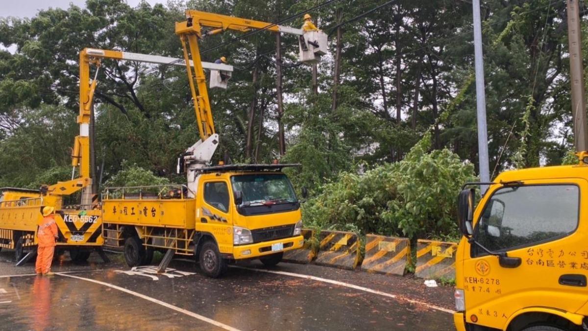 台灣電力公司台南區營業處成立緊急應變小組,提前進行電桿、電線周遭樹木修剪作業。(圖/台電提供)