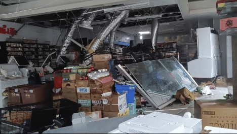 內部商品被吹得東倒西歪。(圖/翻攝自記者爆料網)