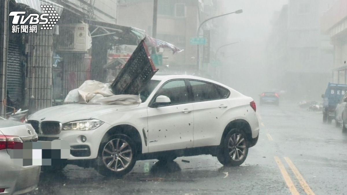 快訊/山陀兒狂風暴雨襲高雄!工地鐵片插進BMW貫穿前檔