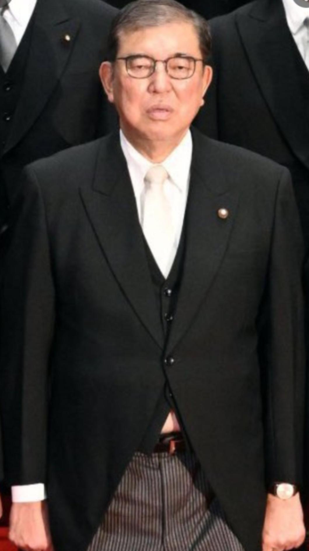 日本新首相石破茂的衣著引發討論。(圖/翻攝自X@RetirementSemi)