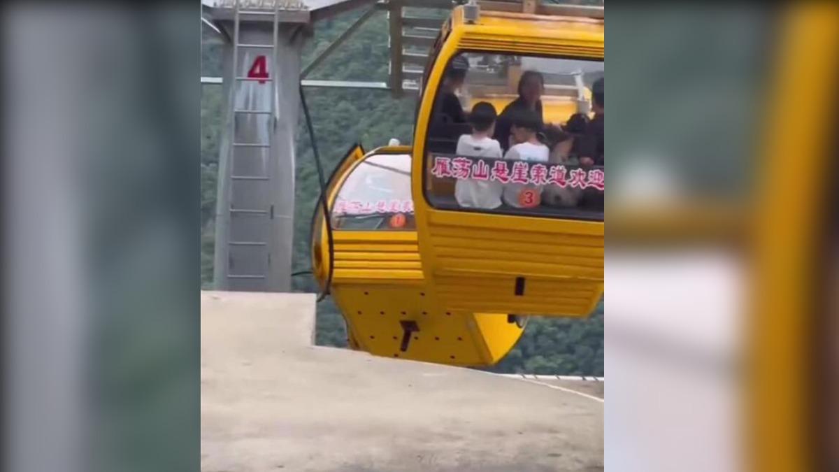 纜車突然傾斜,裡頭遊客遭甩出門。(圖/擷取自163.com)