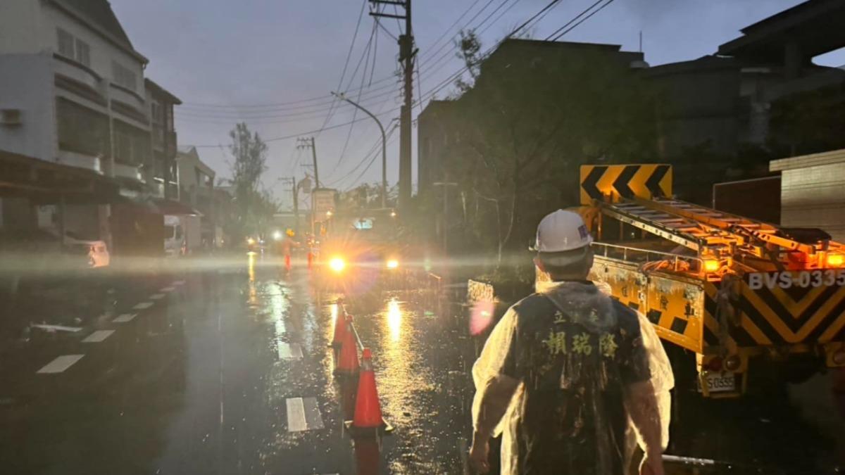 山陀兒颱風!高雄14萬戶慘停電、20萬多戶停水 台電搶修中