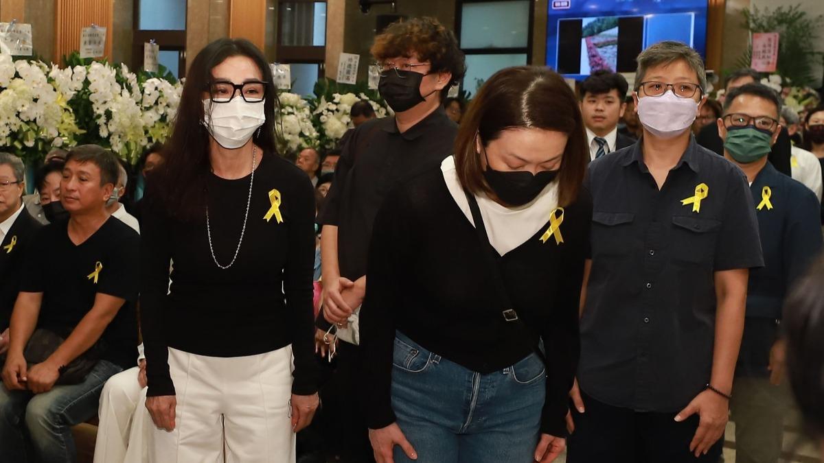 陳美鳳(前左1)現身致意。(圖/民視提供)