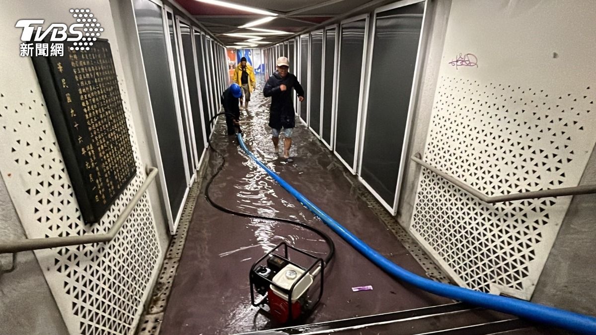 基隆愛三路地下道「水淹到膝蓋」!加派抽水機盼明晨抽完