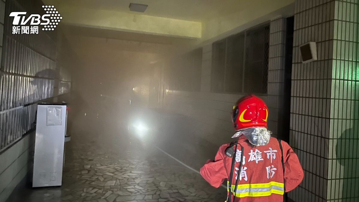 快訊/颱風夜不平靜!高雄正興國中火警 校舍詭竄大量黑煙