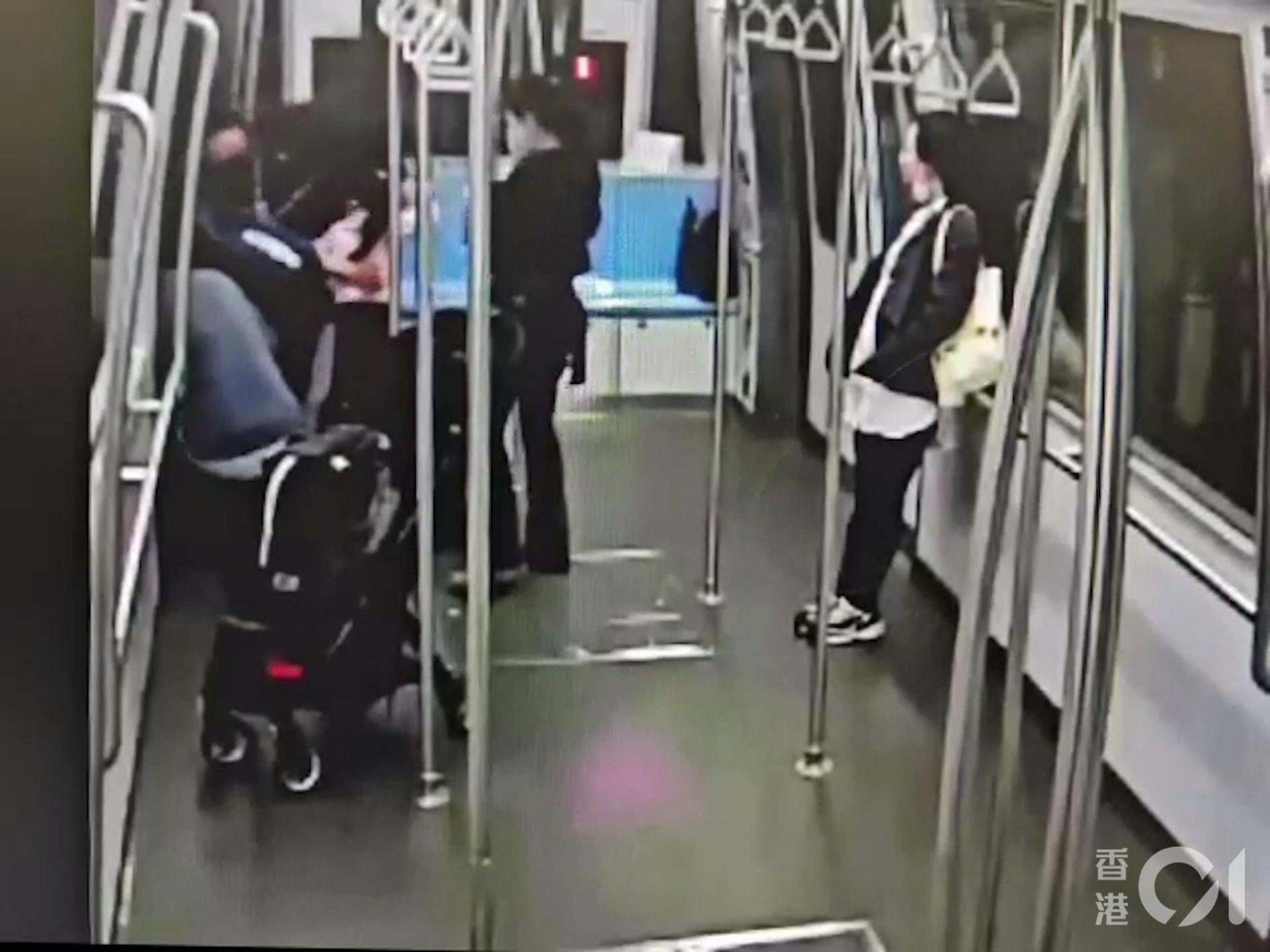 其他乘客協助拉起女童。（圖／香港01）