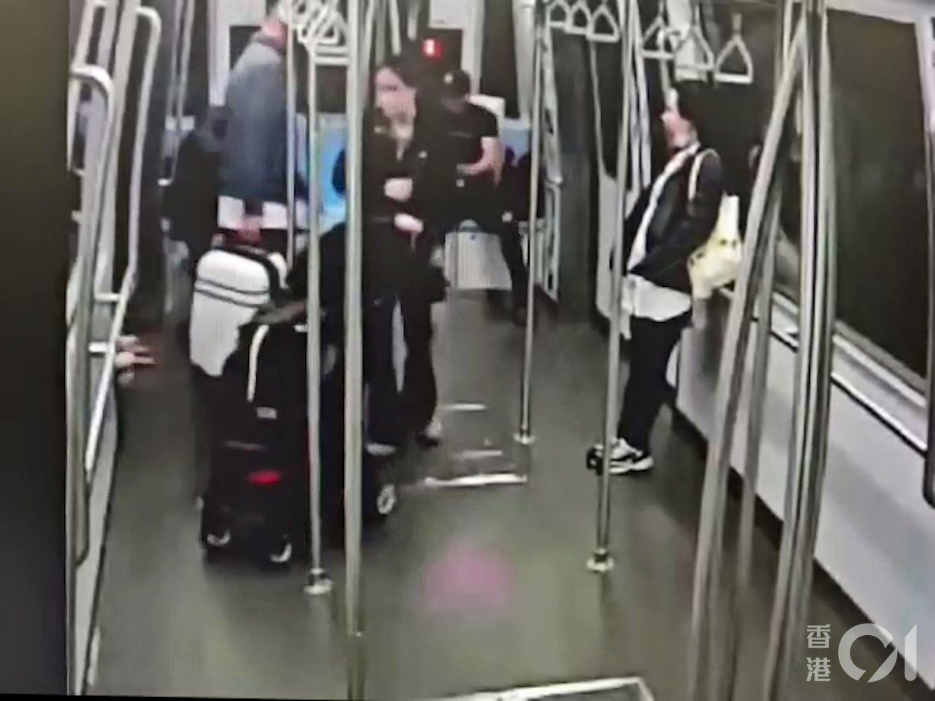 另一角度可以看見女童雙手拉著車廂地面。（圖／香港01）