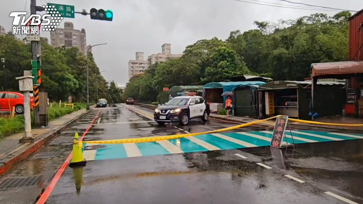 交通受阻道路封閉。(圖/TVBS)