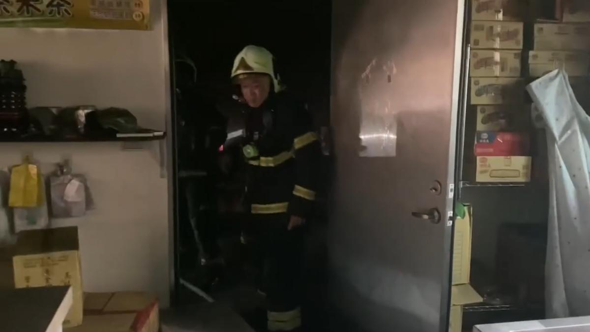 消防人員目前仍在排煙中。（圖／翻攝自澎湖即時新聞網臉書）