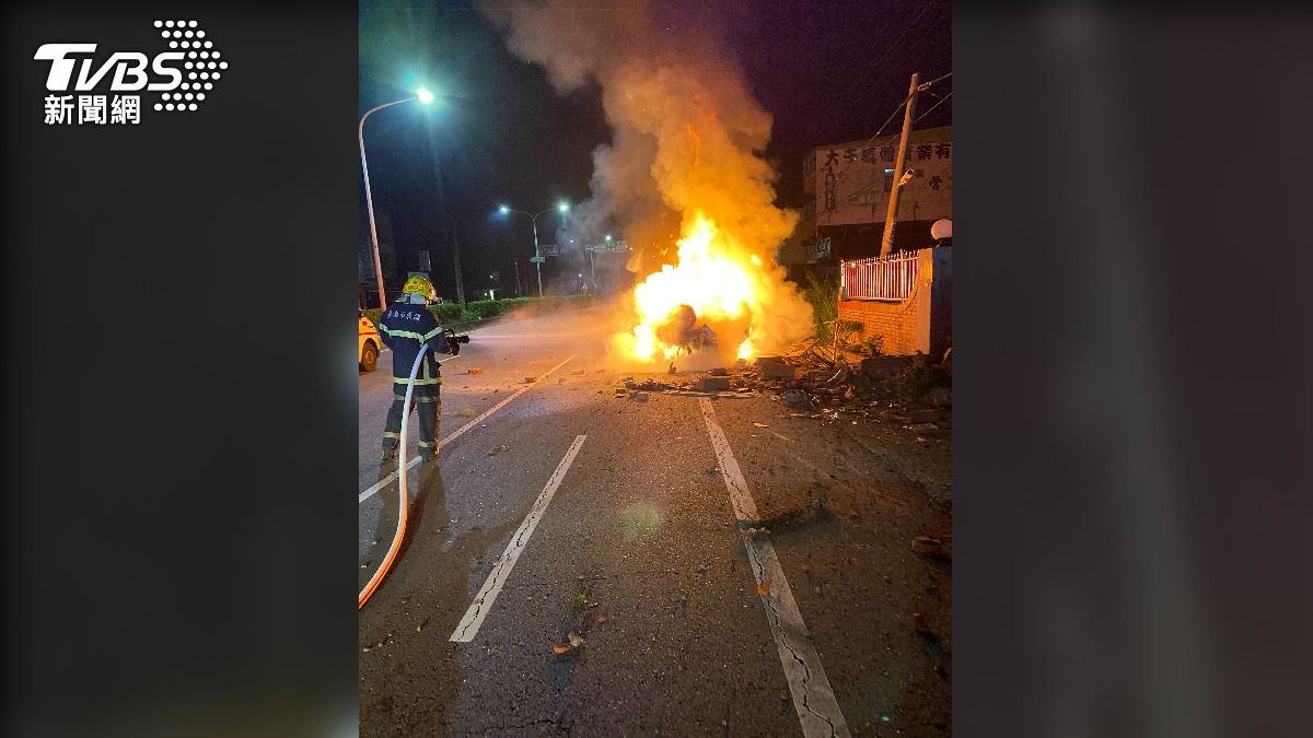 颱風夜不平靜!台南柳營「火燒車」濃煙狂竄 駕駛疑自撞成焦屍