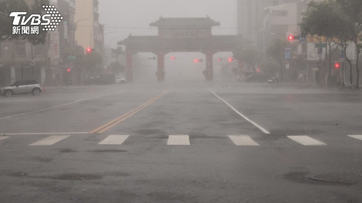 怪颱山陀兒襲台登外媒!老外直擊高雄一幕驚:像災難電影