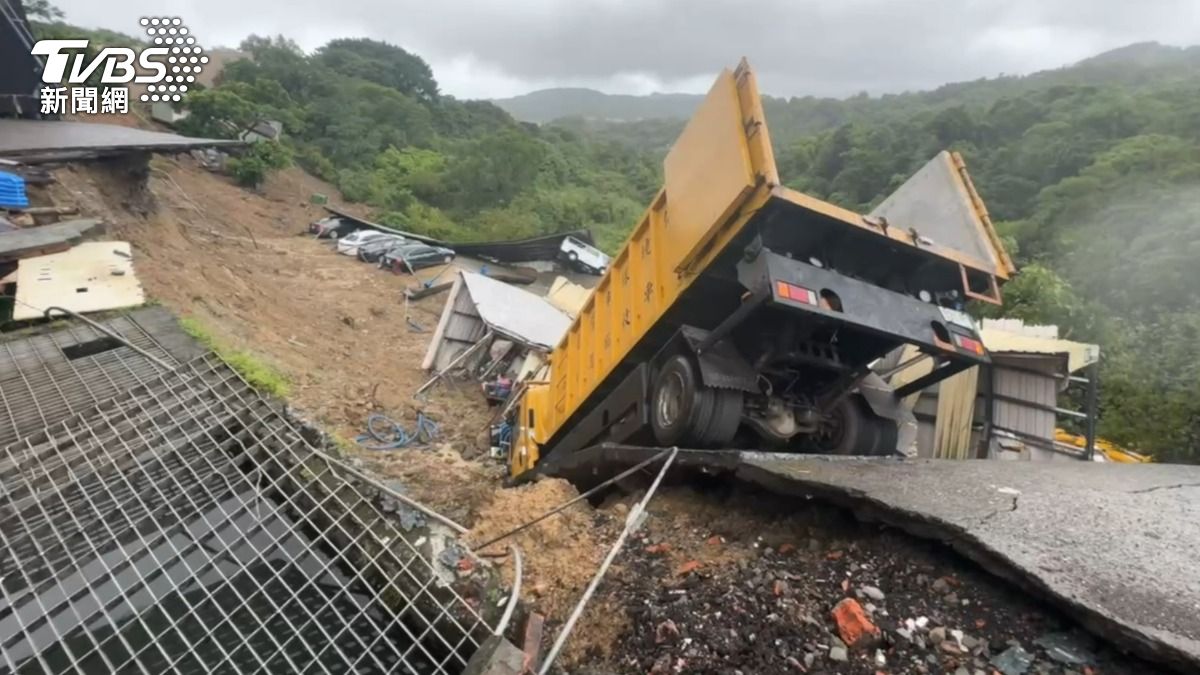 基隆市清潔大樓後山崩!清潔車「直插土石」遭掩埋 一旁民宅懸空