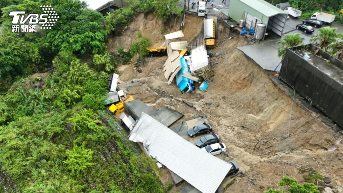 基隆環保局清潔車「直插土石」遭掩埋。(圖/TVBS)