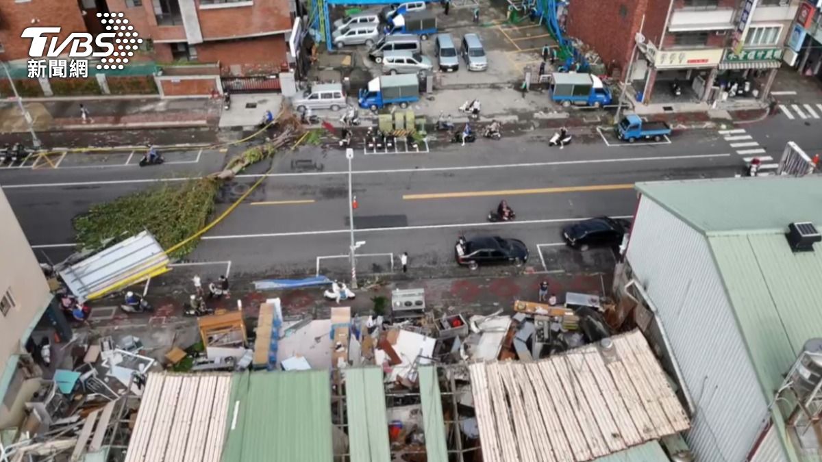 停車場旁道路路樹倒塌,鐵皮屋遭狂風毀損。(圖/TVBS)