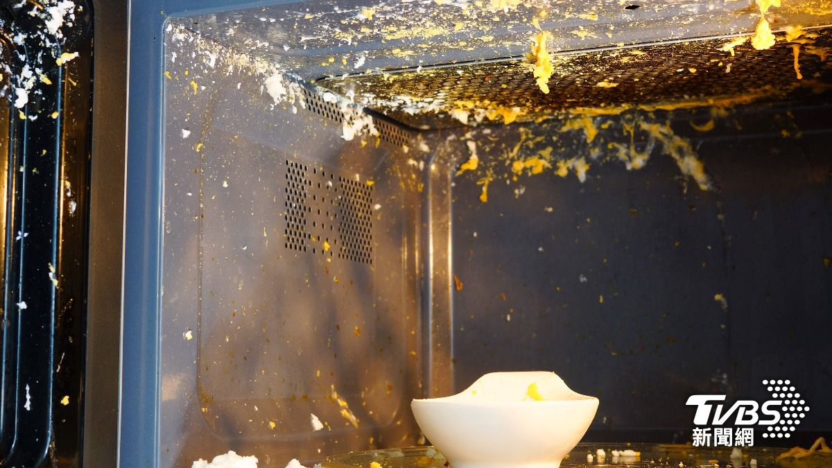 電子微波爐操作不慎，恐致內部物品爆炸。(圖／達志影像Shutterstock)
