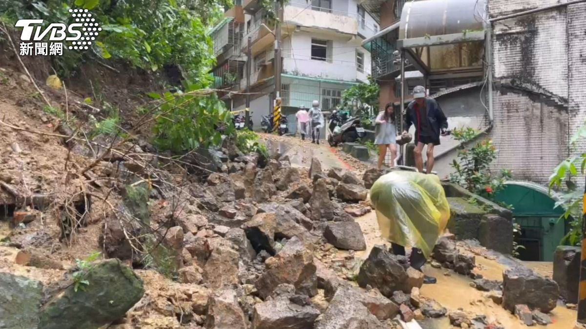 基隆義七路清晨2度坍塌!落石泥沙全沖進民宅 路面出現斷層