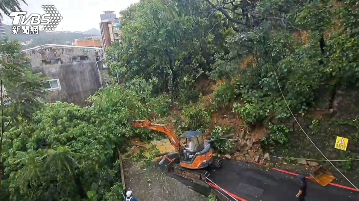 基隆義七路清晨2度坍塌。(圖/TVBS)