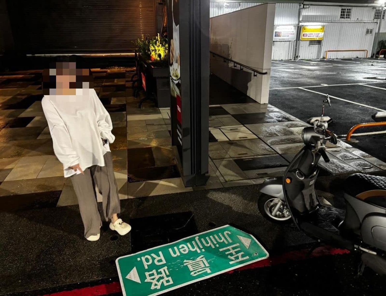 網友們直呼「原來路牌這麼大」。(圖/翻攝自高雄點臉書)