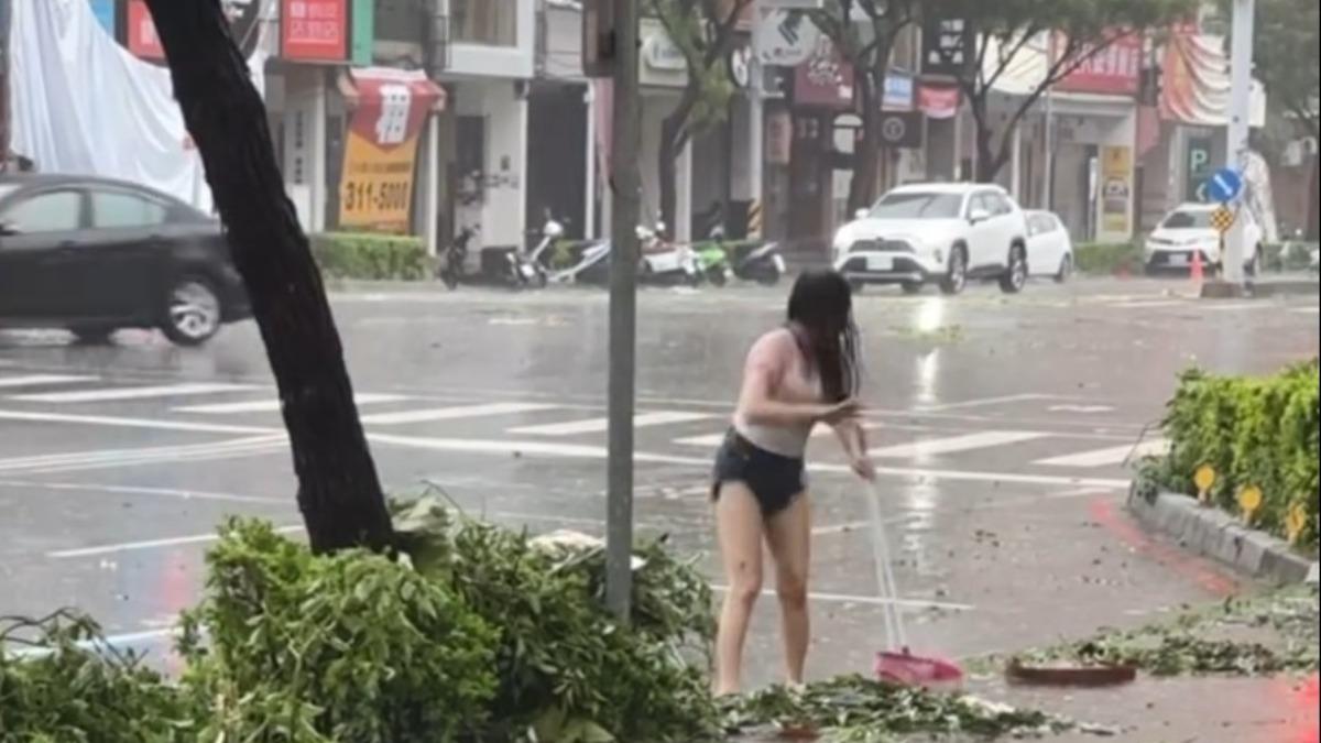 該名女子清理路邊落葉。（圖／網友@yuan.cho授權提供）