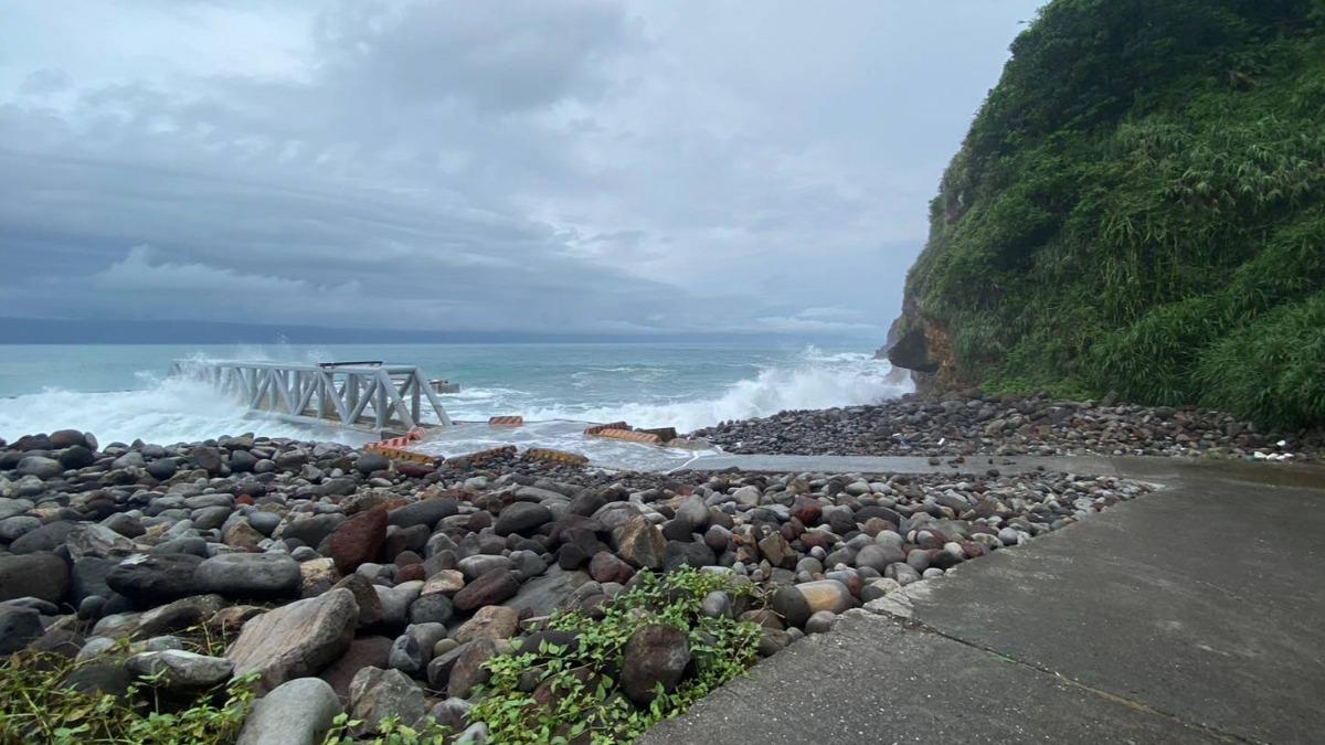 北岸碼頭遭海水猛灌。(圖/東北角提供)