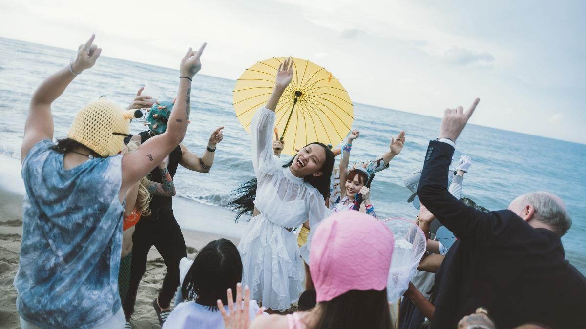 LÜCY新歌〈Dance on the Shoreline〉邀家人一起拍MV。（圖／LÜCY提供）