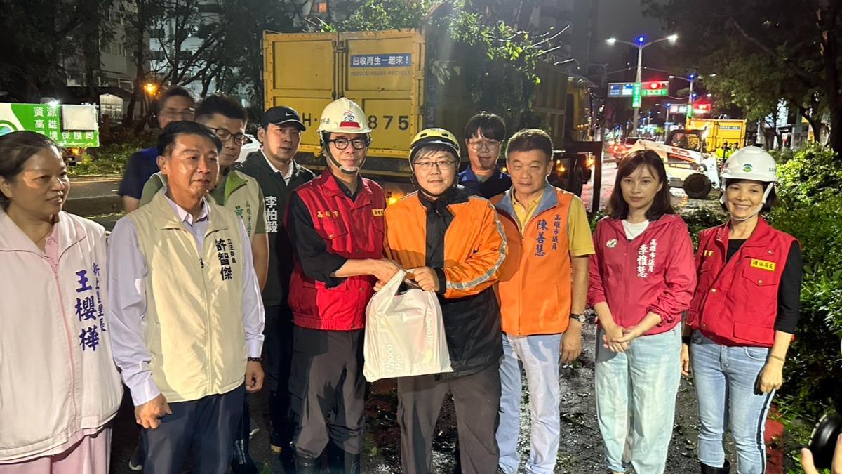 高雄部分地區仍有嚴重災情、積淹水停電情形。（圖／翻攝自陳其邁 Chen Chi-Mai臉書）