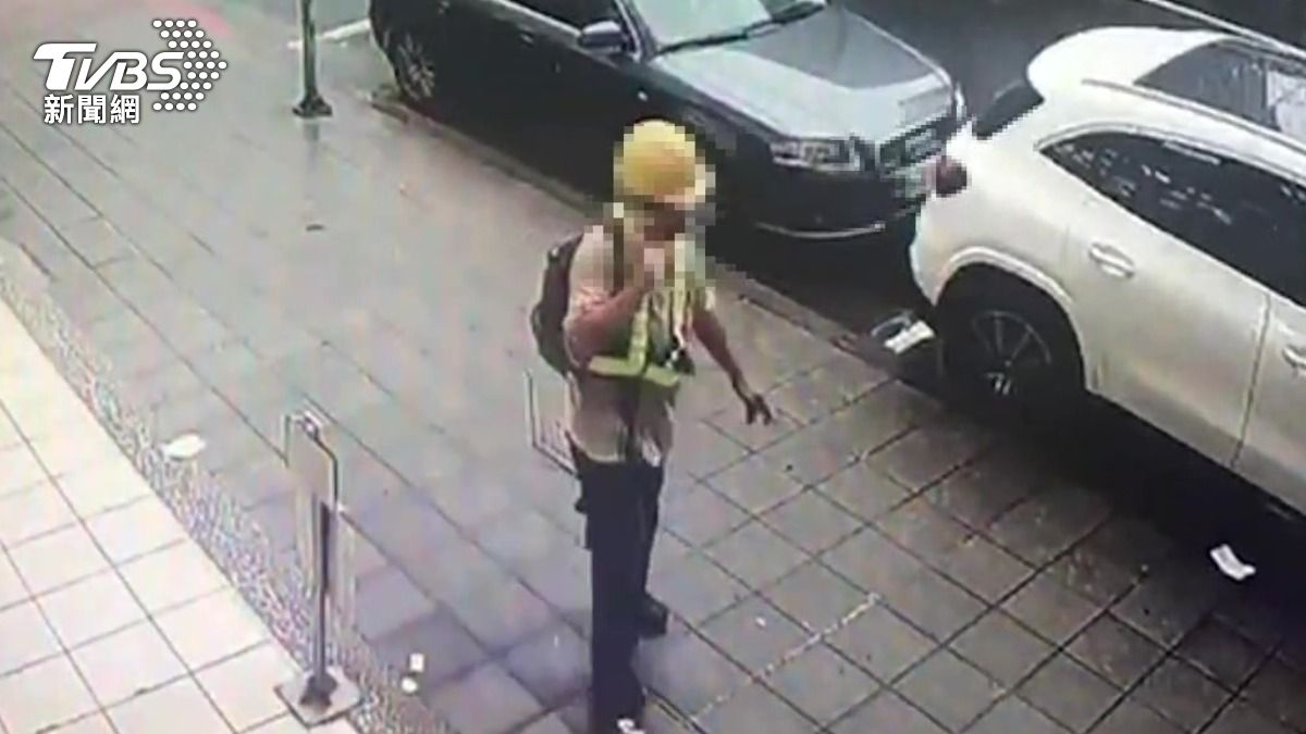 魏男受傷時行經路線身旁曾經過2名男子。（圖／TVBS）