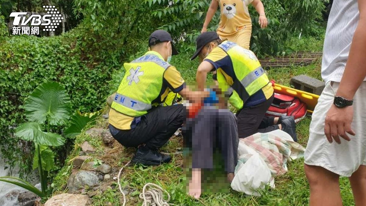 颱風肆虐水位大漲!台東2男清大排樹枝不慎落水 1人送醫不治