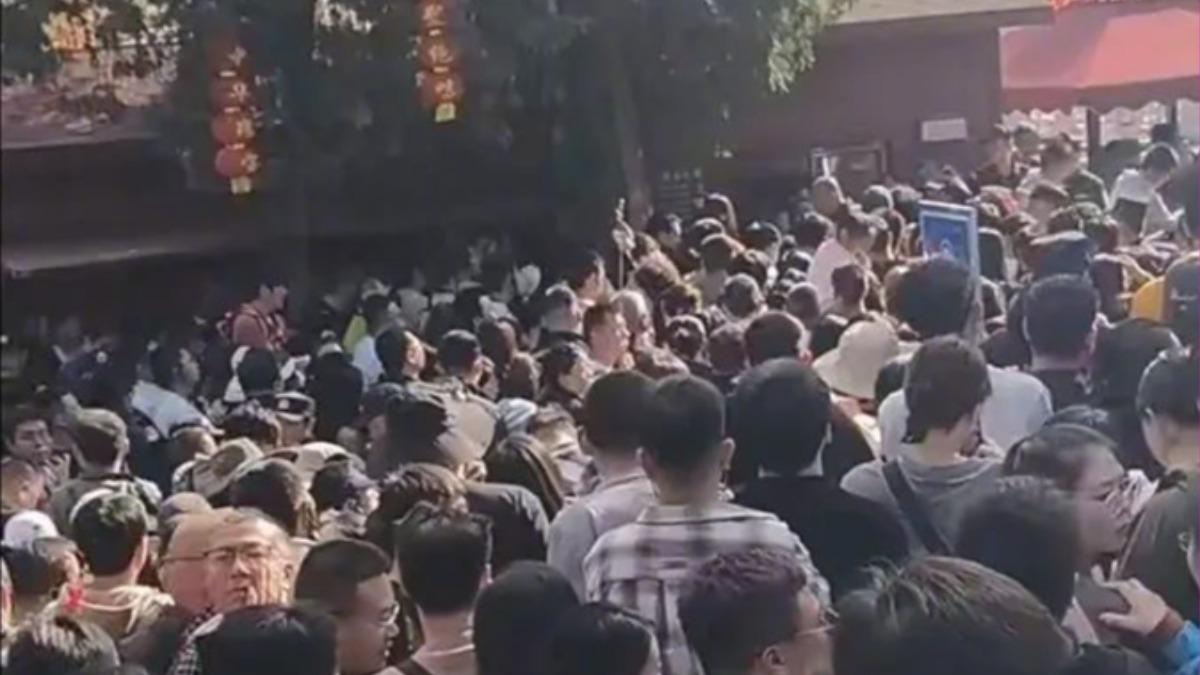 山西小西天景區因黑神話悟空爆紅 十一長假塞爆、遊客竟睡廁所過夜