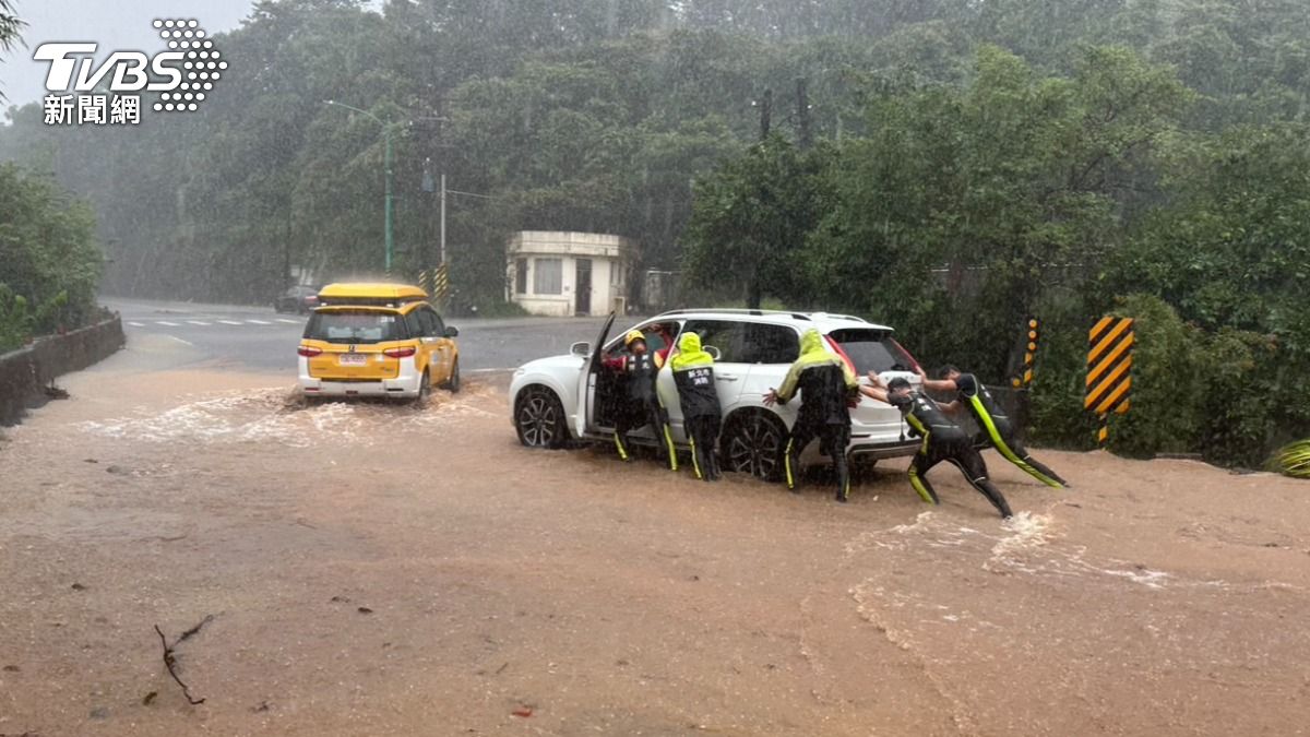 颱風散了雨彈北轉?金山日雨量破600毫米 鄭明典揭原因