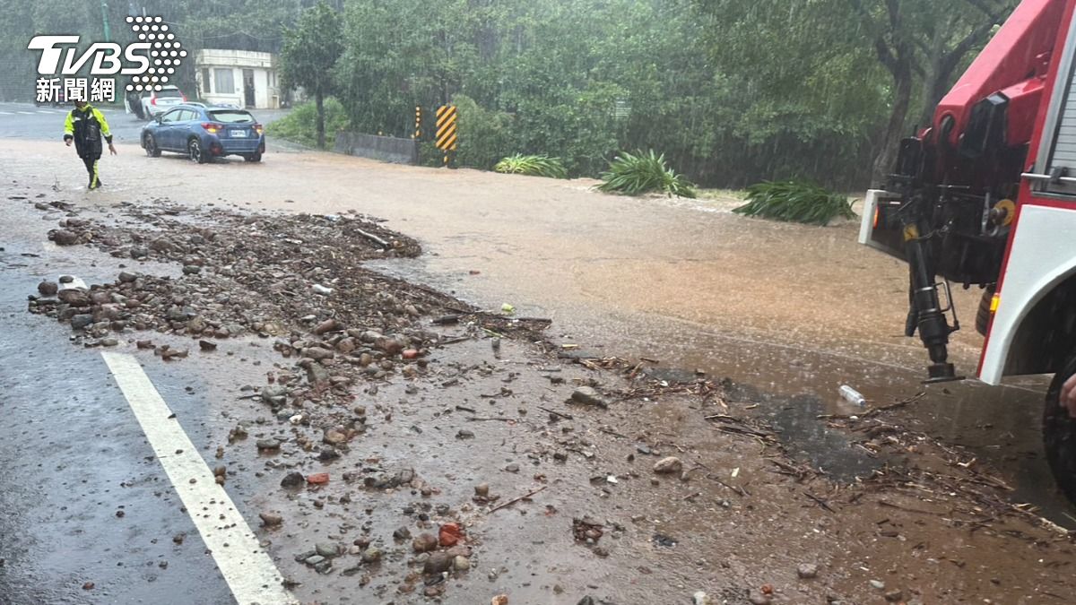 現場因豪雨土石泥流不斷崩落導致道路一度中斷。（圖／TVBS）