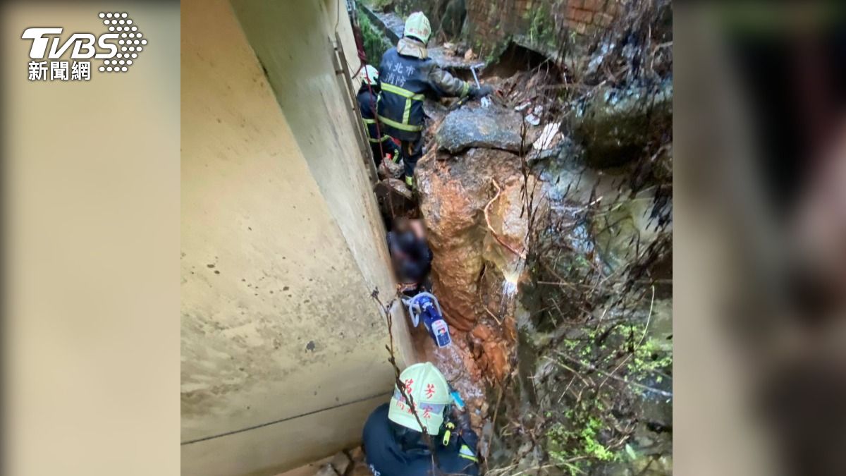 快訊/新北萬里暴雨灌倒擋土牆 1男遭土石夾困救援中