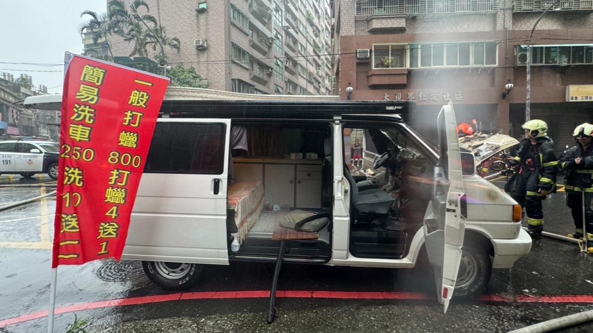 鳳小岳開車期間引擎冒煙,緊急停在路邊。(圖/ 翻攝畫面)