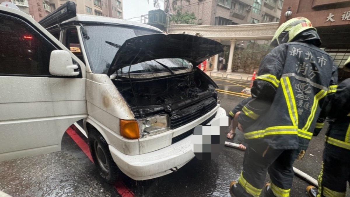 鳳小岳車子引擎處起火,好在無人受傷。(圖/翻攝畫面)