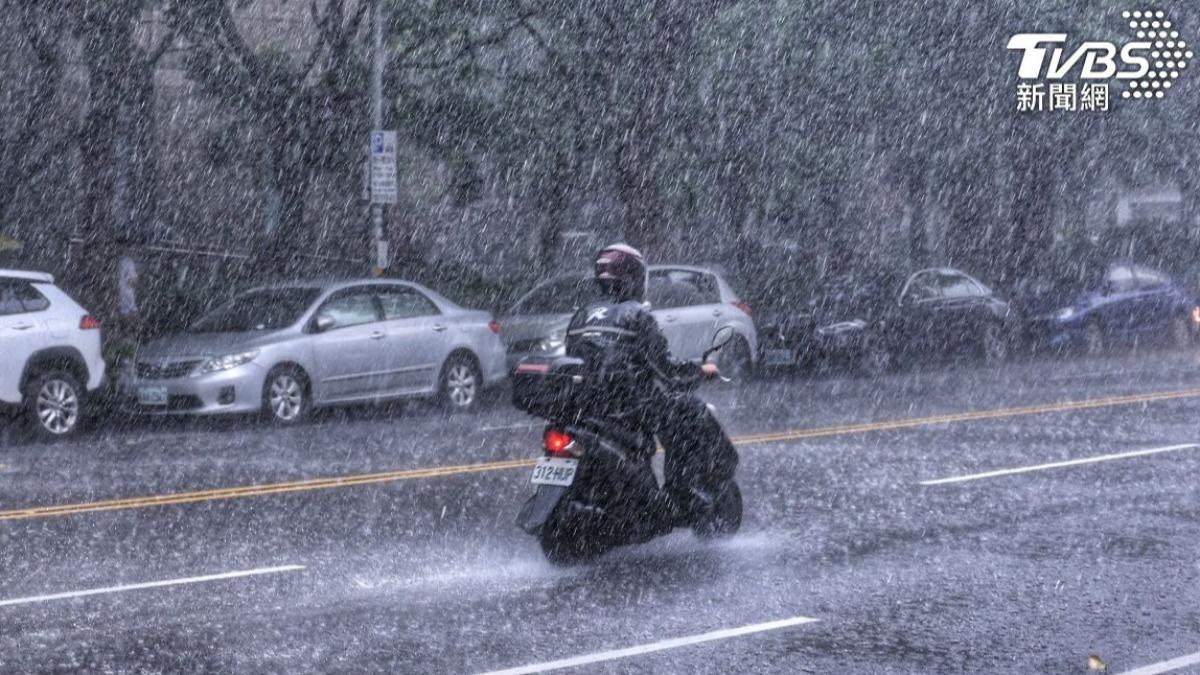 天氣/北北基下到紫爆!低氣壓影響小心「超大豪雨」 警戒區出爐