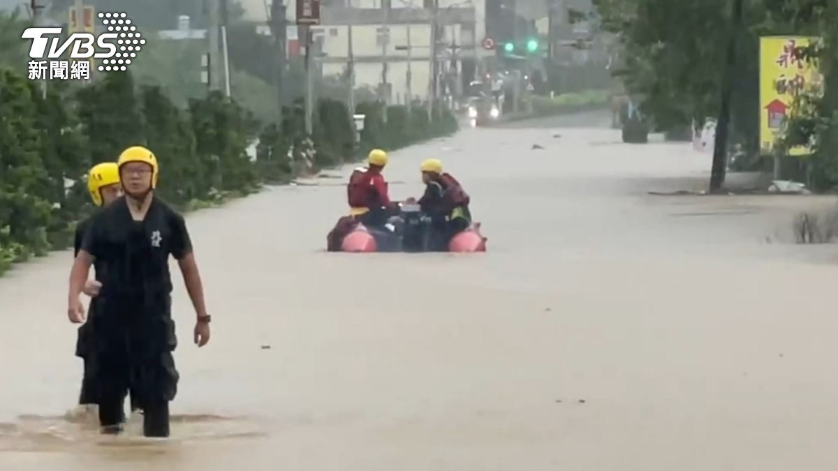 員潭溪水暴漲救，消防出動人車艇救援。（圖／TVBS）